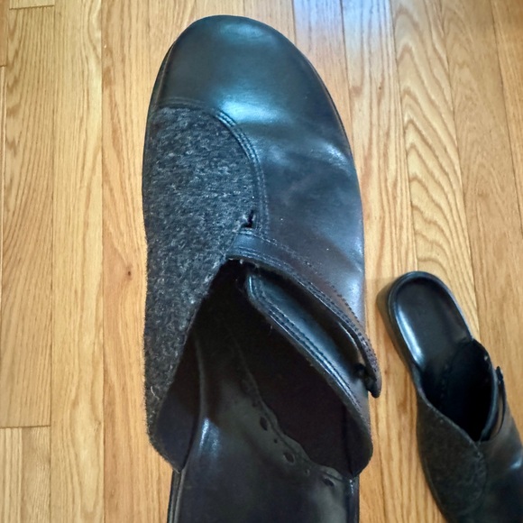 Clarks Women's Black leather slip on clogs mules, like new, size 9 - Picture 3 of 4